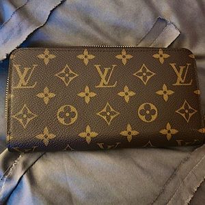 Louis Vuitton Zippy Wallet